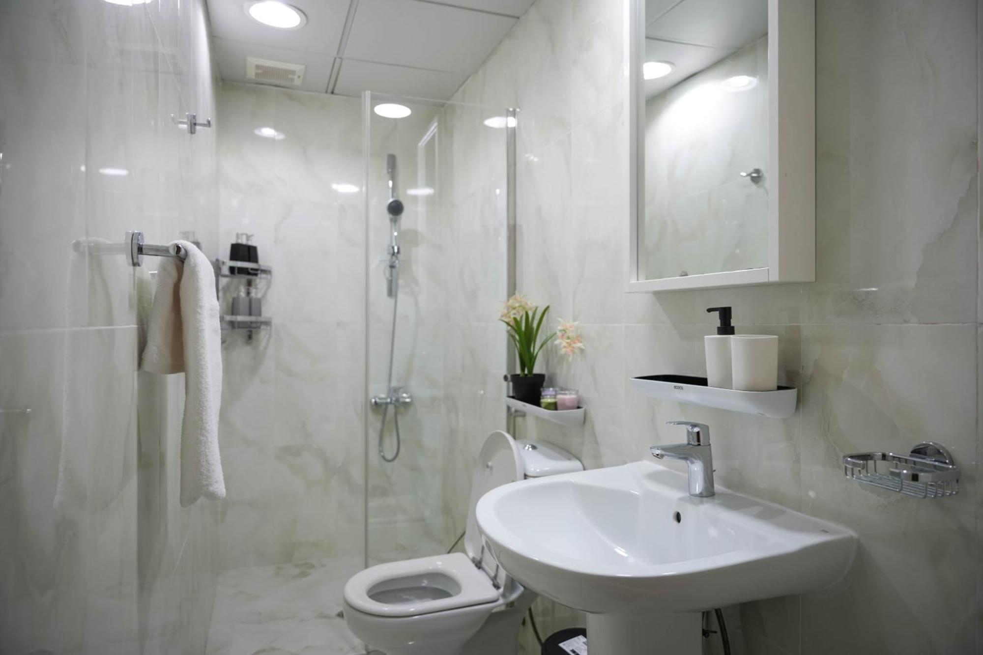 For Rent In 7 Near Corniche Villa *