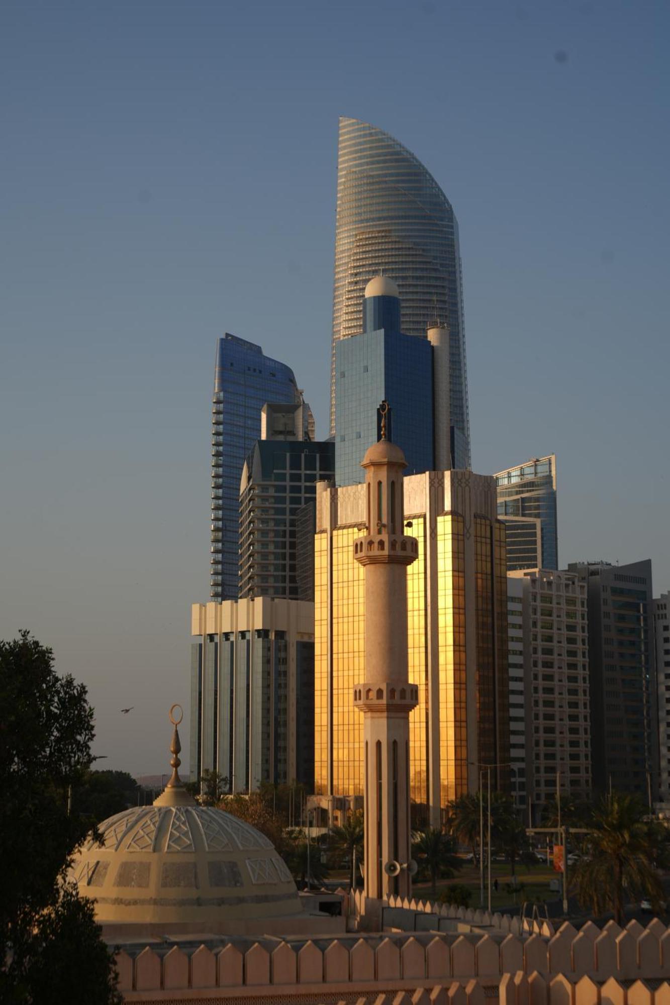 For Rent In 7 Near Corniche Villa *