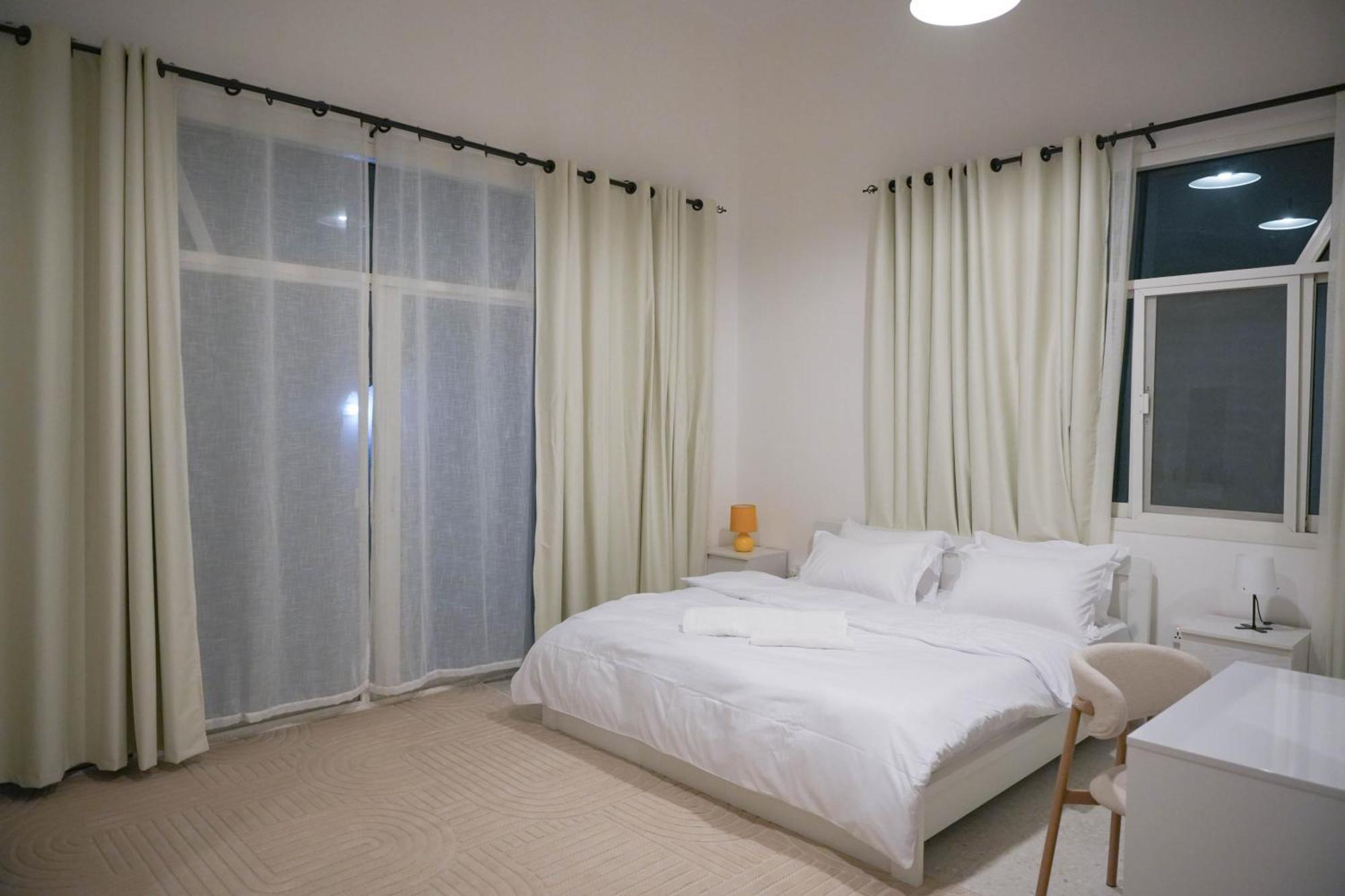 For Rent In 7 Near Corniche Villa *